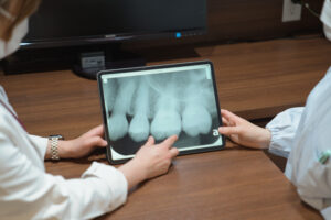 レントゲンを元に話し合う様子